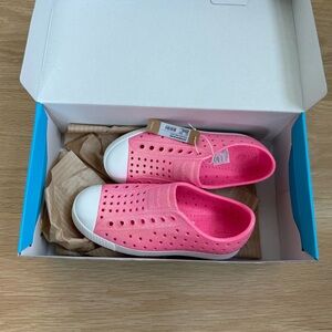 Native kids shoes- size 1- NWT ! Glitter hot pink